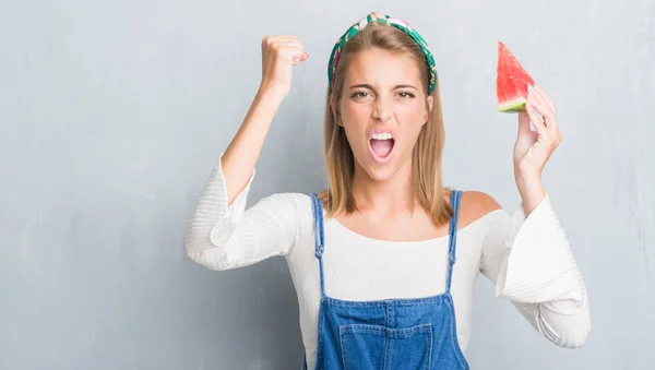 Vacker Ung Kvinna Över Grunge Grå Vägg Äta Vattenmelon Irriterad — Stockfoto