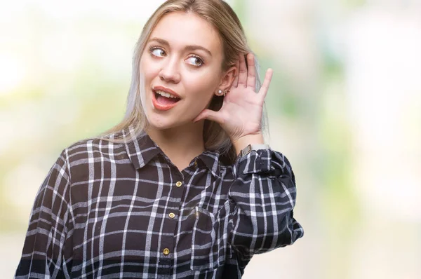 Jonge Blonde Vrouw Geïsoleerde Achtergrond Glimlachend Met Hand Oor Luisteren — Stockfoto