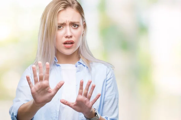 Jonge Blonde Vrouw Geïsoleerde Achtergrond Bang Doodsbang — Stockfoto