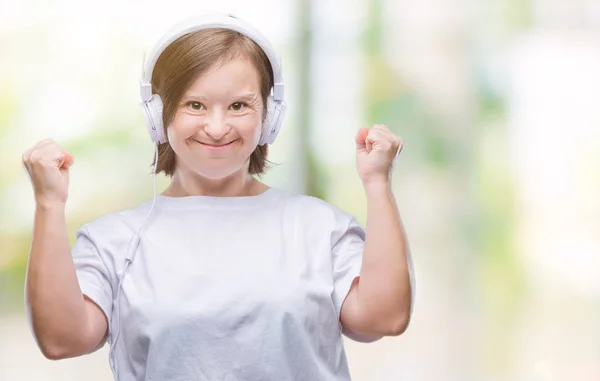 Młoda Kobieta Dorosłych Zespołem Downa Noszenia Słuchawek Białym Tle Obchodzi — Zdjęcie stockowe