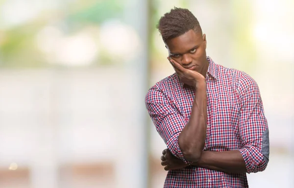 年轻的非洲裔美国人在孤立的背景下思考看起来疲倦和厌倦与交叉武器抑郁症问题 — 图库照片