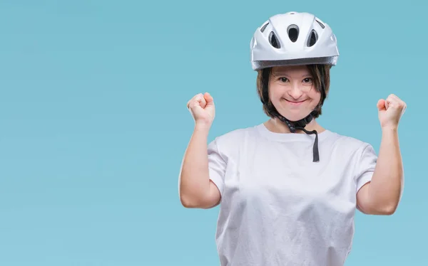 Молодая Взрослая Женщина Велосипедистка Синдромом Дауна Защитном Шлеме Изолированном Фоне — стоковое фото