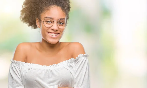 年轻的美国黑人妇女戴眼镜在孤立的背景快乐的脸微笑着交叉双臂看着相机 积极的人 — 图库照片