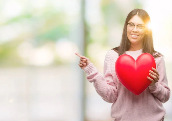 Junge Hispanische Frau Mit Verliebtem Herzen Sehr Glücklich Mit Hand — Stockfoto