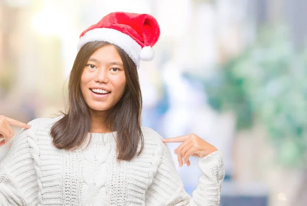 Jovem Mulher Asiática Vestindo Chapéu Natal Sobre Fundo Isolado Olhando — Fotografia de Stock