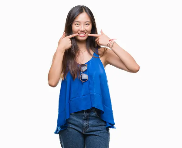 Junge Asiatische Frau Über Isoliertem Hintergrund Lächelt Selbstbewusst Und Zeigt — Stockfoto