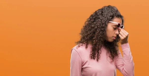 Mulher Hispânica Jovem Bonita Usando Óculos Sol Cansado Esfregando Nariz — Fotografia de Stock