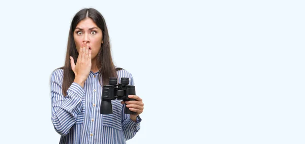 Ung Spansktalande Kvinna Anläggning Kikare Täcka Munnen Med Handen Chockade — Stockfoto