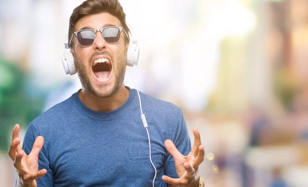 Νεαρός Όμορφος Άνδρας Φορώντας Ακουστικά Ακούτε Μουσική Πέρα Από Τρελό — Φωτογραφία Αρχείου