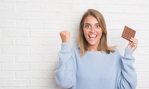 Schöne Junge Frau Über Weiße Backsteinmauer Essen Schokoriegel Schreit Stolz — Stockfoto