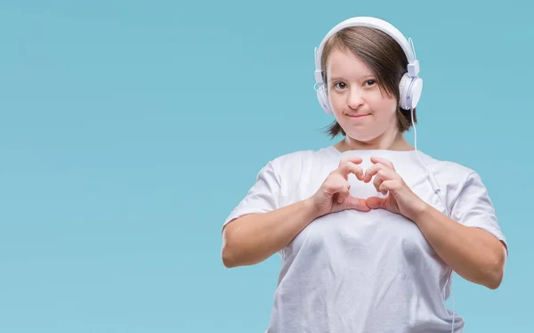 Junge Erwachsene Frau Mit Syndrom Trägt Kopfhörer Über Isoliertem Hintergrund — Stockfoto