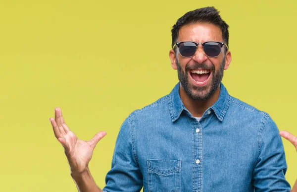 Hombre Hispano Adulto Con Gafas Sol Sobre Fondo Aislado Loco —  Fotos de Stock