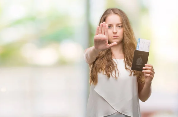 Fiatal Szőke Gazdaság Passport Kanada Beszállókártyát Nyitott Kéz Ezzel Súlyos — Stock Fotó