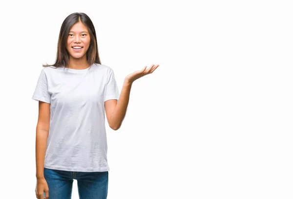 Jovem Mulher Asiática Sobre Fundo Isolado Sorrindo Alegre Apresentando Apontando — Fotografia de Stock