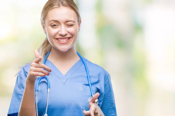 Genç Sarışın Cerrah Doktor Kadın Kamera Ile Mutlu Komik Yüz — Stok fotoğraf