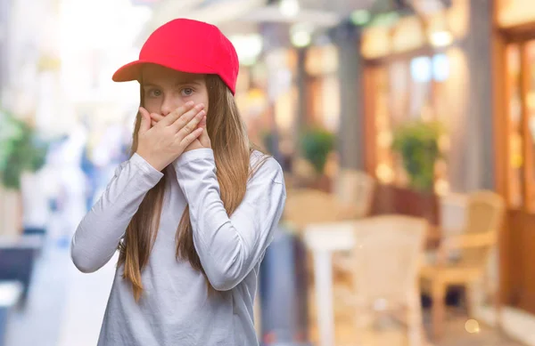 Kırmızı Şapka Giyen Genç Güzel Kız Arka Plan Ağız Hata — Stok fotoğraf