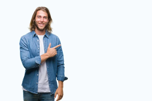 Jovem Homem Bonito Com Cabelos Longos Sobre Fundo Isolado Alegre — Fotografia de Stock