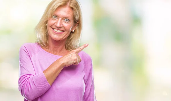 Mulher Loira Meia Idade Sobre Fundo Isolado Alegre Com Sorriso — Fotografia de Stock