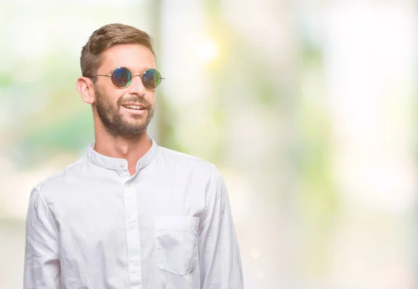 Joven Hombre Guapo Con Gafas Sobre Fondo Aislado Mirando Hacia —  Fotos de Stock