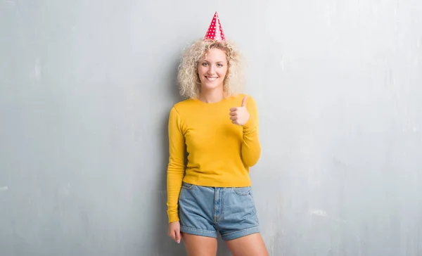 Mujer Rubia Joven Sobre Pared Gris Grunge Usando Sombrero Cumpleaños —  Fotos de Stock