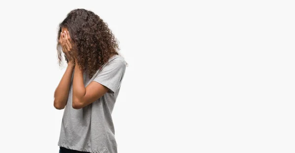 Hermosa Joven Hispana Con Gafas Con Expresión Triste Cubriendo Cara —  Fotos de Stock