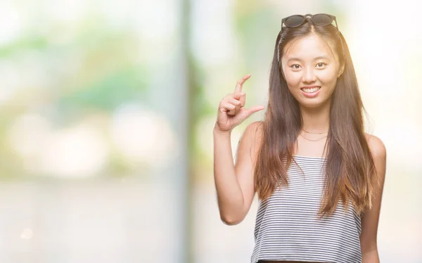 Jovem Mulher Asiática Vestindo Óculos Sol Sobre Fundo Isolado Sorrindo — Fotografia de Stock