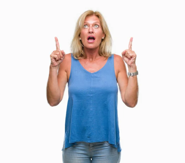 Middle Age Blonde Woman Isolated Background Amazed Surprised Looking Pointing — Stock Photo, Image