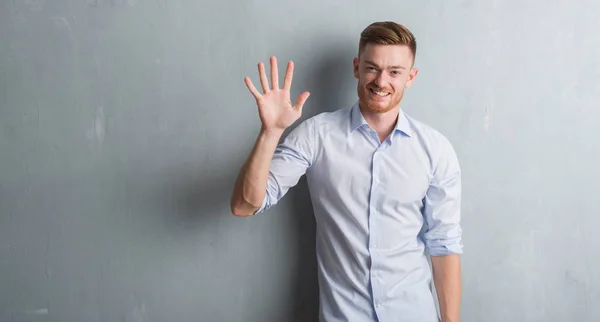 Junger Rothaariger Geschäftsmann Über Grauer Grunge Wand Der Mit Finger — Stockfoto