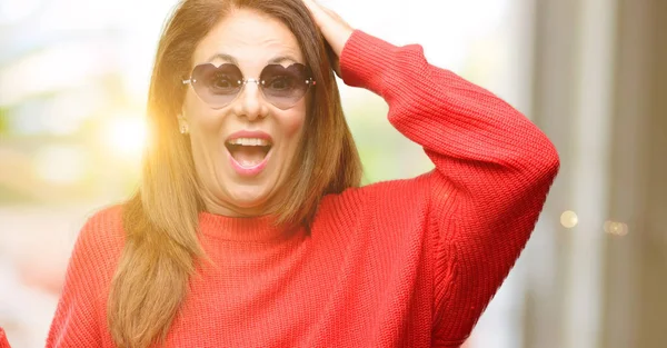Donna Mezza Età Indossando Occhiali Sole Cuore Rivolto Verso Esterno — Foto Stock