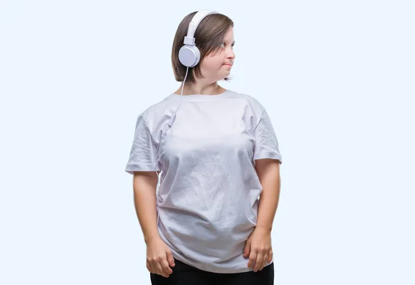 Junge Erwachsene Frau Mit Syndrom Kopfhörer Über Isoliertem Hintergrund Die — Stockfoto