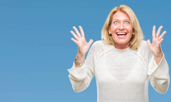 Blonde Frau Mittleren Alters Winterpullover Isoliert Hintergrund Verrückt Und Verrückt — Stockfoto