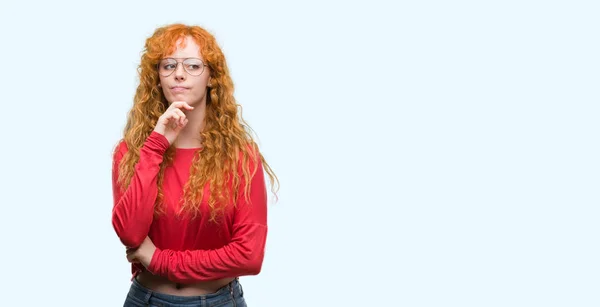 Mulher Ruiva Jovem Usando Óculos Rosto Sério Pensando Questão Ideia — Fotografia de Stock