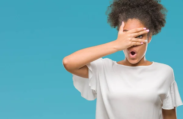 Jovem Afro Americana Sobre Fundo Isolado Espreitando Choque Cobrindo Rosto — Fotografia de Stock