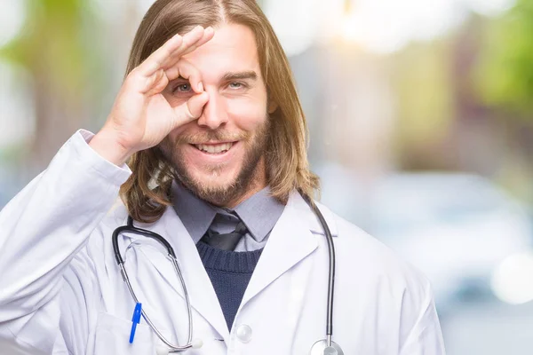 Giovane Bel Medico Maschio Con Capelli Lunghi Sfondo Sfocato Colorato — Foto Stock