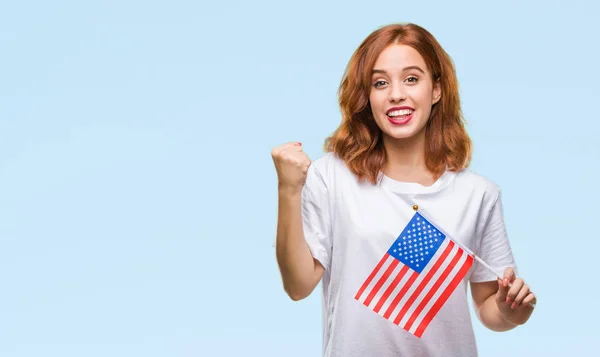 Joven Hermosa Mujer Sosteniendo Bandera América Sobre Fondo Aislado Gritando —  Fotos de Stock