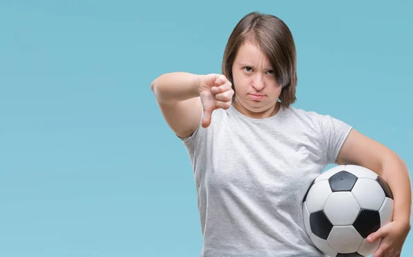 Νεαρή Ενήλικη Γυναίκα Σύνδρομο Κρατώντας Την Μπάλα Ποδοσφαίρου Ποδοσφαίρου Πάνω — Φωτογραφία Αρχείου