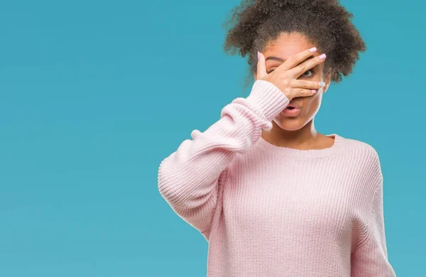 Jovem Afro Americana Vestindo Camisola Inverno Sobre Fundo Isolado Espreitando — Fotografia de Stock