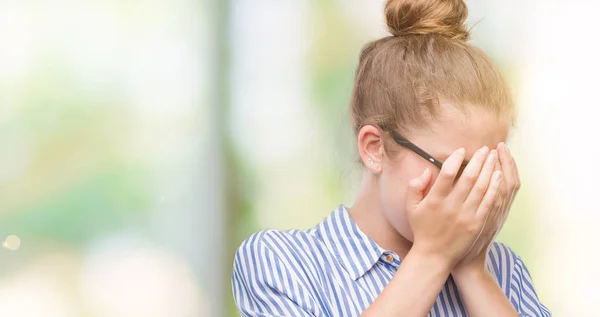 Ung Blond Affärskvinna Med Sorgligt Uttryck Som Täcker Ansiktet Med — Stockfoto