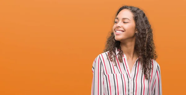 Mooie Jonge Spaanse Vrouw Zoek Weg Aan Kant Met Glimlach — Stockfoto