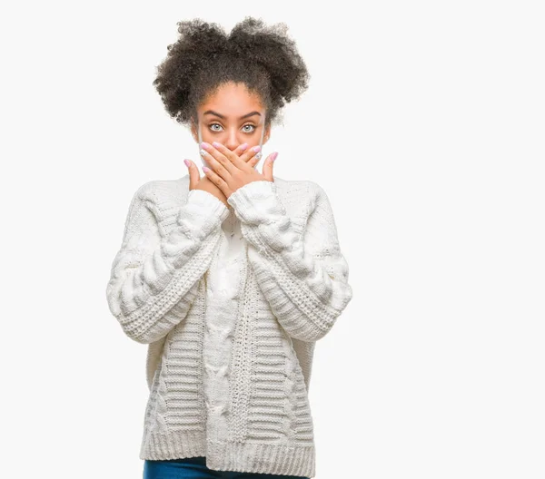 Junge Afroamerikanerin Winterpullover Über Isoliertem Hintergrund Schockiert Mund Mit Händen — Stockfoto