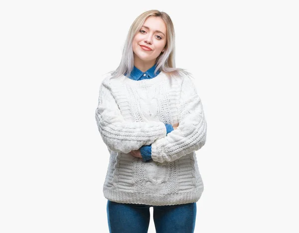上冬セーター身に着けている若いブロンドの女性は 幸せそうな顔を浮かべて組んだ腕のカメラを見て背景を分離しました 肯定的な人 — ストック写真