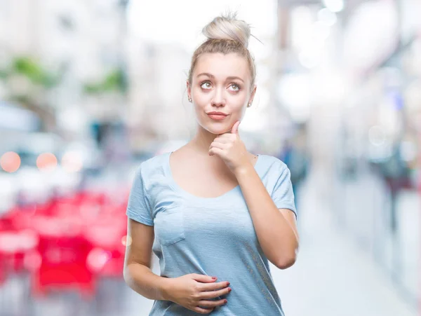 年轻的金发女人在孤立的背景下 手放在下巴思考问题 沉思的表情 微笑与周到的脸 怀疑概念 — 图库照片