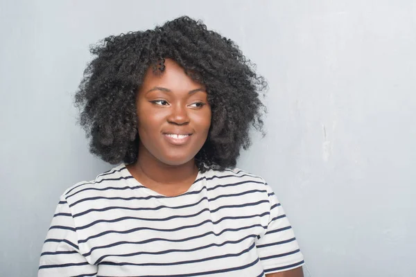 Junge Afrikanisch Amerikanische Size Frau Über Grauer Grunge Wand Die — Stockfoto