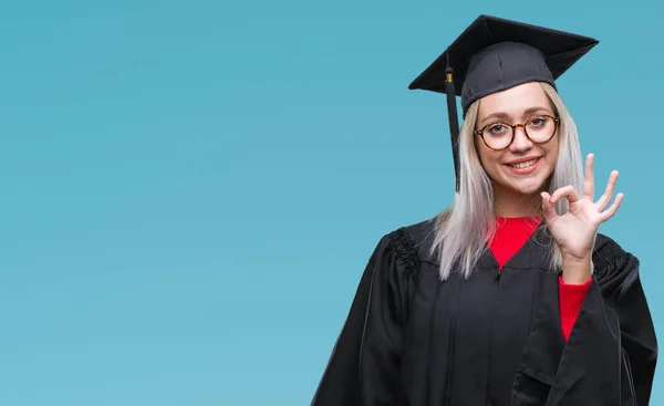 Mujer Rubia Joven Con Uniforme Graduado Sobre Fondo Azul —  Fotos de Stock