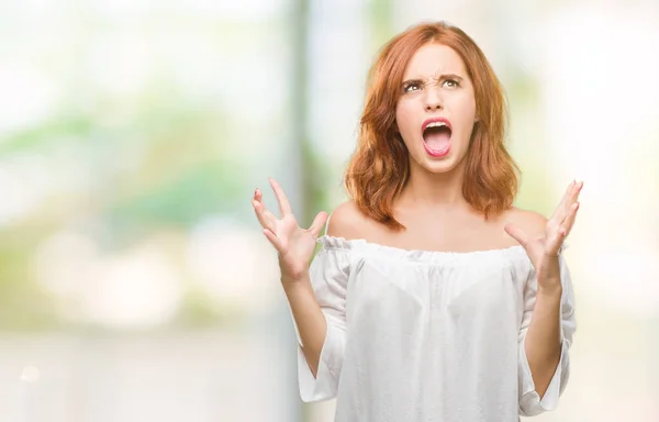 Jeune Belle Femme Sur Fond Isolé Fou Fou Crier Crier — Photo