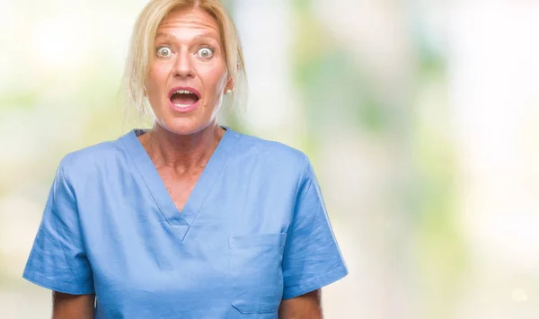 Mulher Loira Meia Idade Vestindo Uniforme Enfermeira Médica Sobre Fundo — Fotografia de Stock