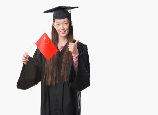 Joven Mujer China Con Uniforme Graduado Sosteniendo Bandera China Feliz —  Fotos de Stock