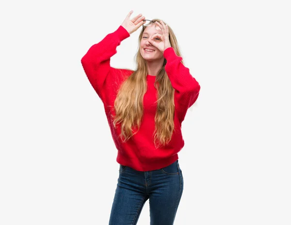 Adolescente Blonde Portant Pull Rouge Faisant Geste Correct Avec Sourire — Photo