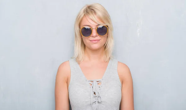 Mujer Caucásica Adulta Sobre Pared Gris Grunge Usando Gafas Sol — Foto de Stock