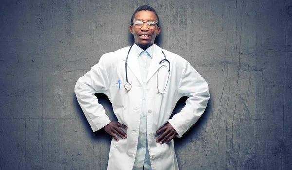 Молодой Черный Врач Медицинский Работник Уверенный Счастливый Большой Естественной Улыбкой — стоковое фото